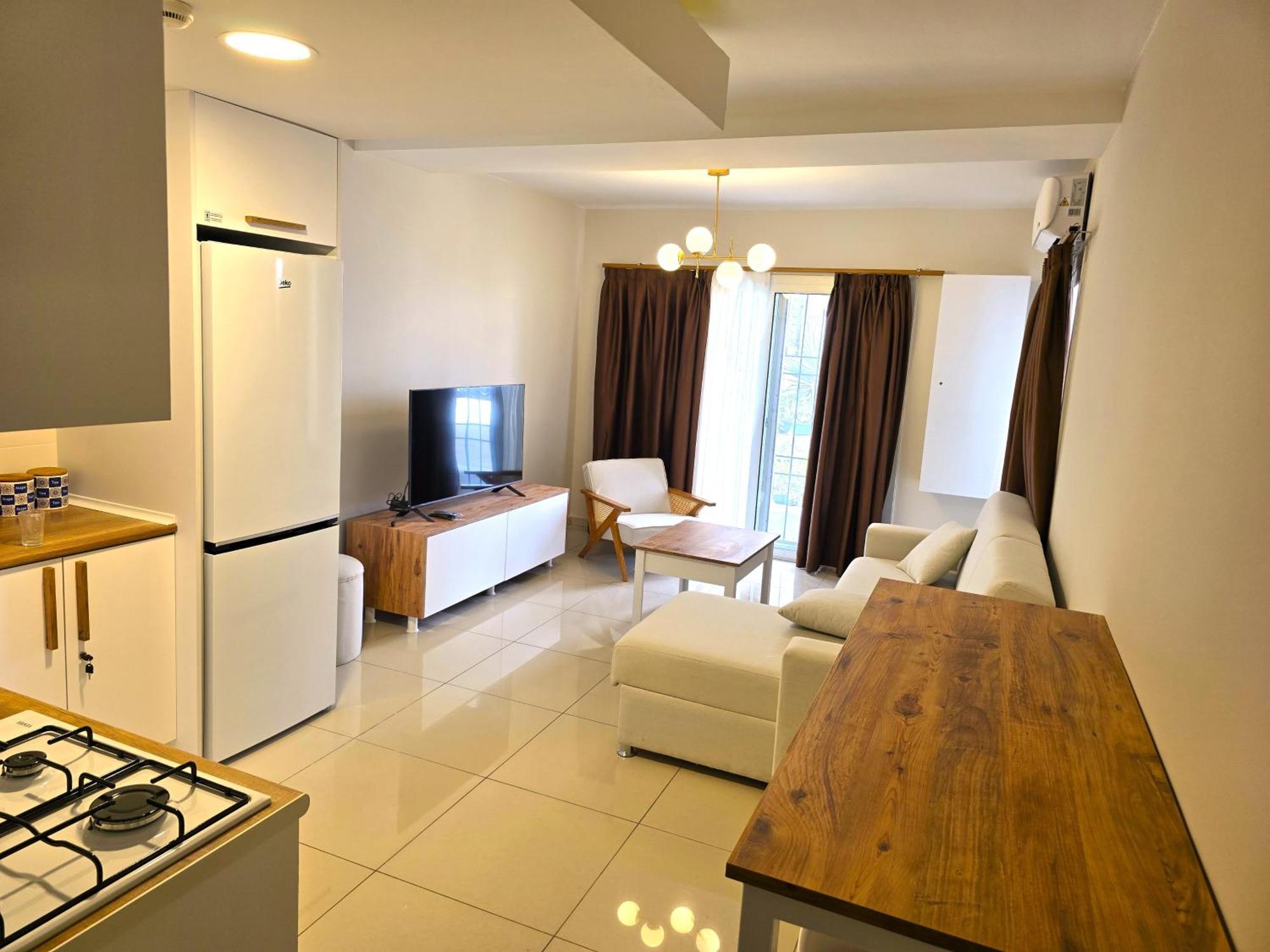 Centrally Located With Hotel-style Privileges Apartment *